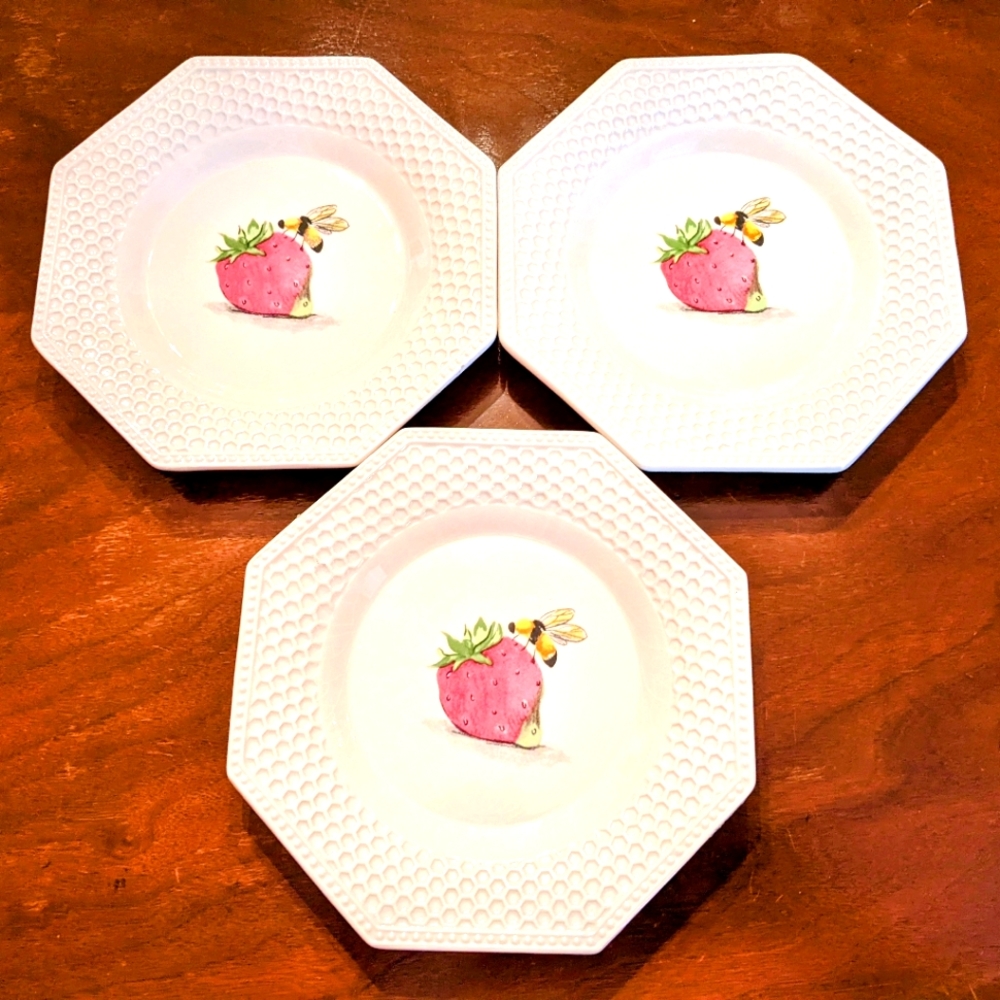 Global Design Connections Octagon Plates with Strawberry and Bee
